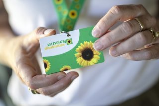Ce cordon tournesol est disponible dans 16 centres de voyage CFF et est destiné aux personnes souffrant de handicaps invisibles afin de faciliter leurs trajets dans les trains. KEYSTONE/MICHAEL BUHOLZER